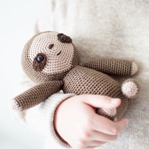 CROCHET PATTERN in English and Spanish - Coco the Lovely Sloth - 8.2&quot;/21 cm. tall - Amigurumi Animal Toy - Instant PDF Download