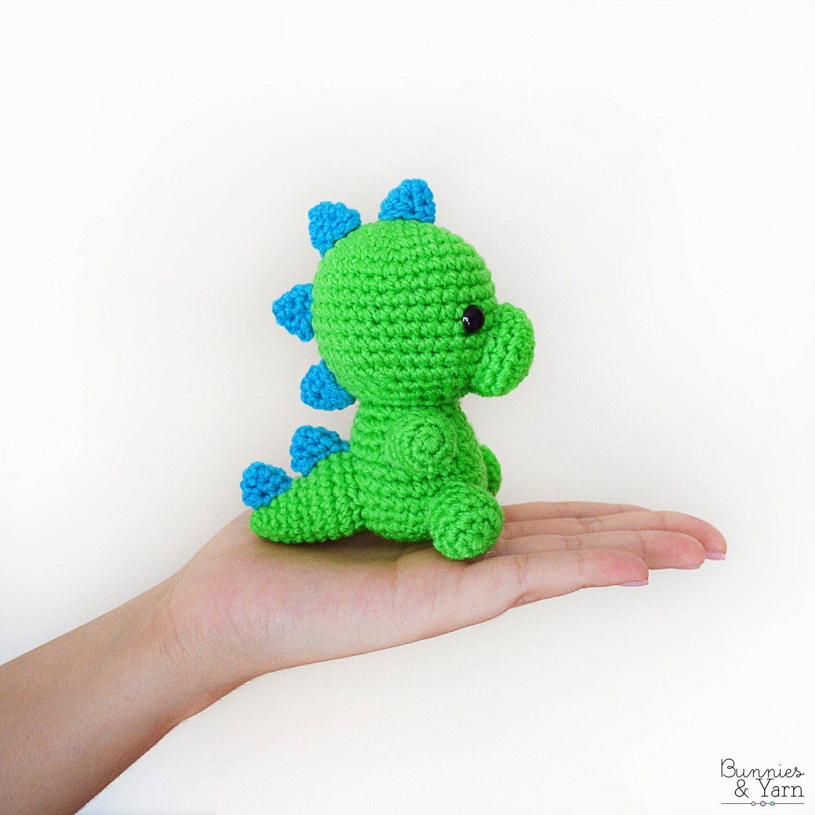 игрушка динозаврик крючком. брелок дракон крючком. дракончик брелок крючком. дракоша брелок крючком. вязание крючком дракона брелоки.