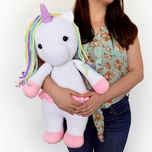 英語のかぎ針編みパターン - 大きなユニコーンのベッツィ - 高さ 21.5 インチ/55 cm - あみぐるみ動物 - 保育園の子供用ギフトおもちゃ - インスタント PDF ダウンロード