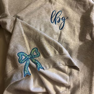Seitliche Schleifenapplikation mit Monogramm