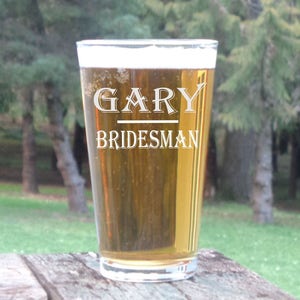 Bridesman Glass, Personalized Male Bridesmaid Glasses Wedding Glasses Custom Glass Pint Glass Gift for Bridesmaid Wedding Party Glasses