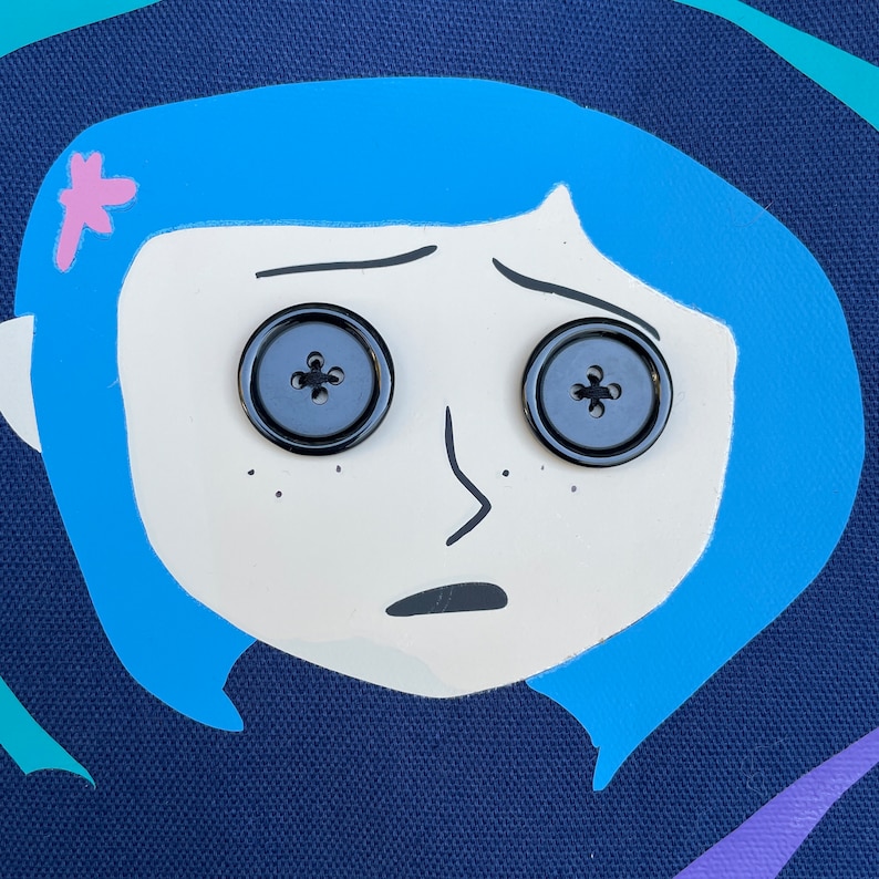 Puede incluir: Una ilustraci&oacute;n azul y blanca de una ni&ntilde;a con cabello azul y una flor rosa en la cabeza. Tiene dos botones negros para los ojos y una expresi&oacute;n preocupada.