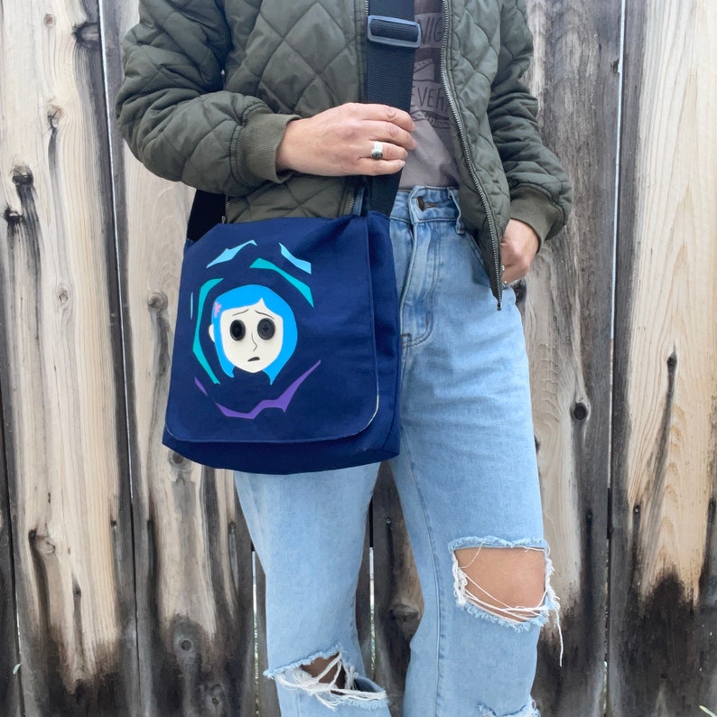 ¡NUEVO! Bolso bandolera/monedero/bolso cruzado inspirado en Coraline / Hecho a medida imagen 7