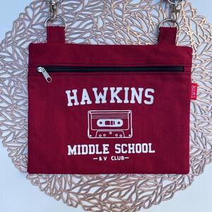 Cartera con cremallera / bolso de hombro / bolso bandolera pequeño de Hawkins Middle School AV Club