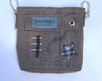 ¡NUEVO! Bolso tipo bala gris, estilo punk desgastado, convertible de bandolera a bolso con clip.