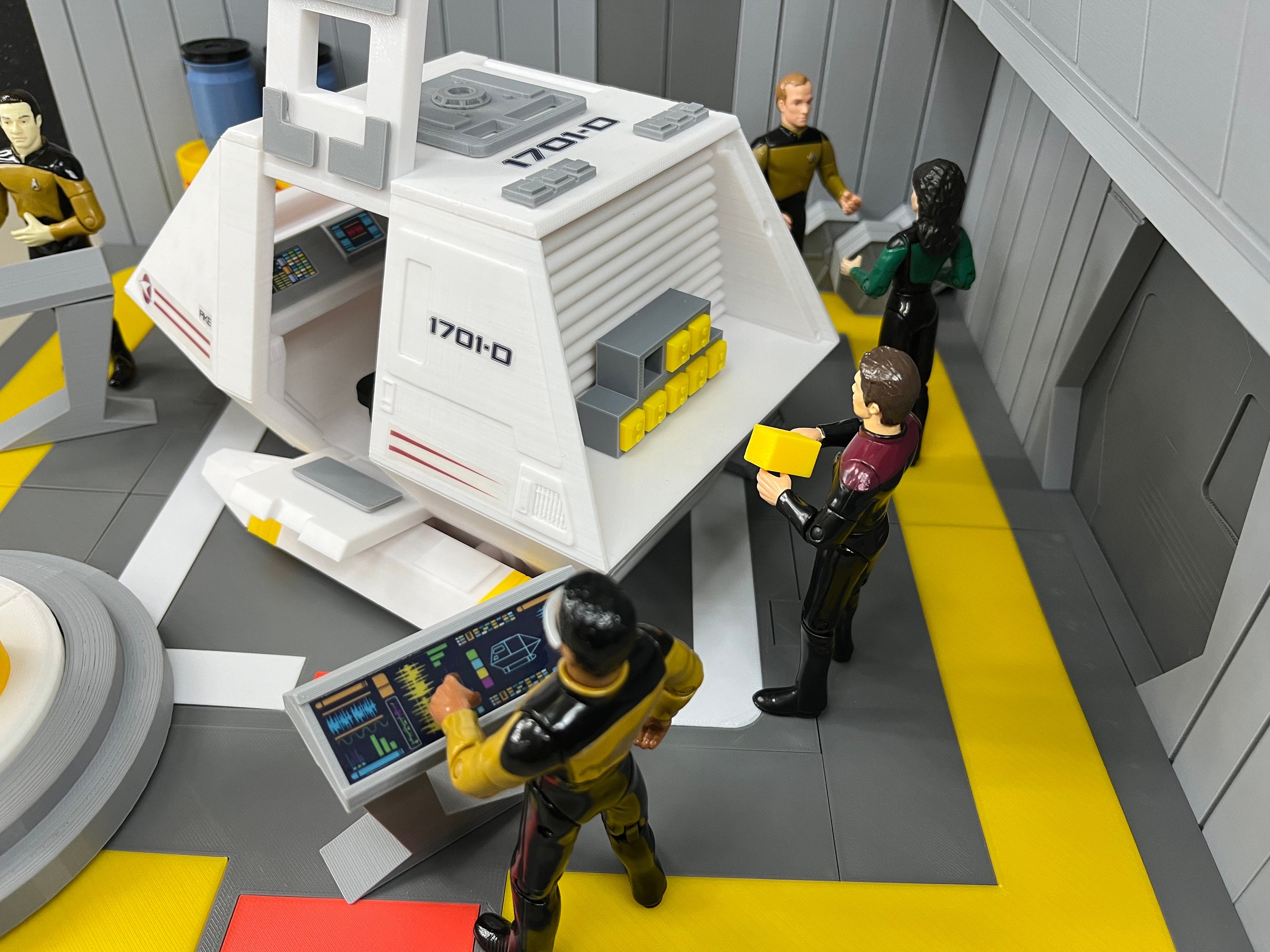 スタートレック　ＴＮＧ　置き物　Ｑ Star Trek TNG Shuttle Bay 3 Playset: Pike Shuttlecraft Model