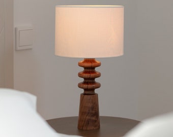 Superbe lampe de table en bois de noyer faite main : illuminez votre espace avec élégance naturelle et chaleur