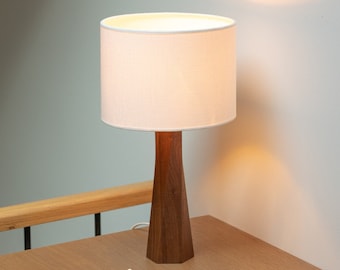 Bellezza scultorea: lampada da tavolo fatta a mano in legno di noce con base distorta per un'eleganza unica - Base a forma di distorsione per uno stile distintivo