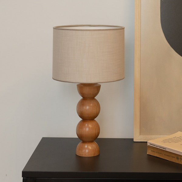 Ambachtelijk meesterwerk: handgemaakte beukenhouten tafellamp met elegante bolvormige elementen - met natuurlijke elegantie en warmte