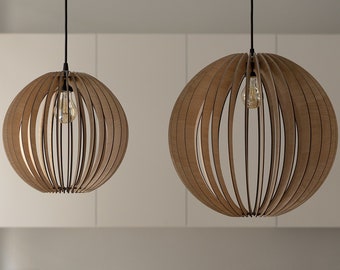 Eleganza incantata: lampada a sospensione sferica in legno realizzata artigianalmente per un'illuminazione senza tempo e un fascino organico