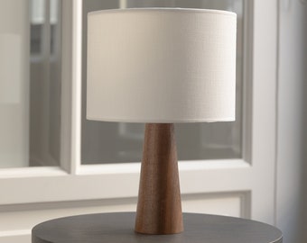 Walnut Wonder: lampada da tavolo in legno realizzata a mano con base a cono, che irradia calore e stile con illuminazione fatta a mano