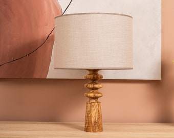 Lampe de table artisanale - Bois d'olivier élégant, charme rustique, éclairage chaleureux, illuminez votre espace avec la sérénité de la nature.