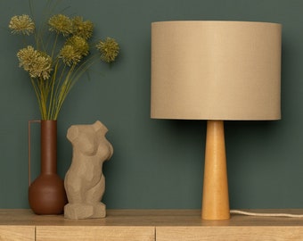 Handgefertigte Tischlampe aus Holz - warmes Ambiente, umweltfreundliches Design, heben Sie Ihre Wohnräume mit natürlichem Charme. Leuchten mit Style.