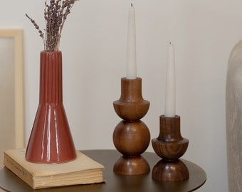 Resplandor del bosque encantado: candelabro de madera magistralmente hecho a mano para una elegancia atemporal y una iluminación serena