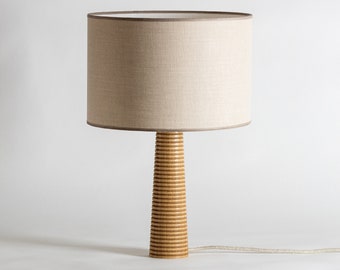 Lámpara de mesa de madera: hecha a mano, con encanto rústico, iluminación cálida, diseño para salones y dormitorios. Ilumina tu espacio con encanto natural