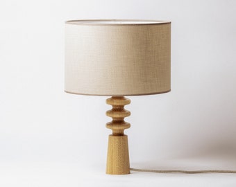 Lampe de table en bois - Fabriquée à la main, charme rustique, ambiance chaleureuse, respectueuse de l’environnement. Parfait pour les salons et les chambres. Illuminez votre espace.