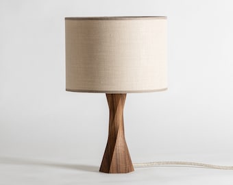 Lampe à poser DISTORTION | Lampe de table en bois | Lampe de chevet | Lampe en bois|Lampe avec base en bois| Lampe décorative|Lampe en bois|Abat-jour en bois |Hêtre |Noyer