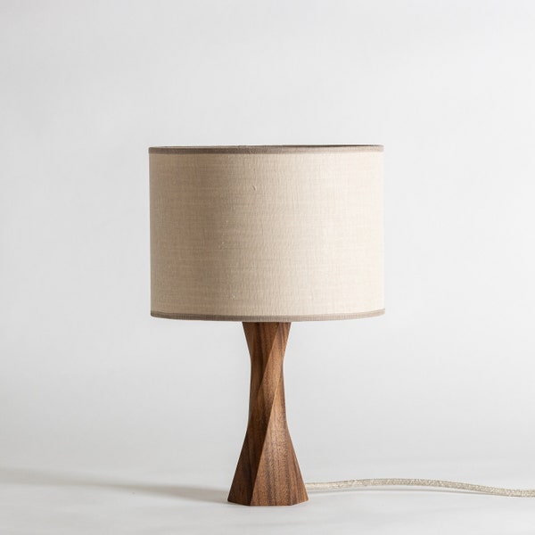 Lampe à poser DISTORTION | Lampe de table en bois | Lampe de chevet | Lampe en bois|Lampe avec base en bois| Lampe décorative|Lampe en bois|Abat-jour en bois |Hêtre |Noyer