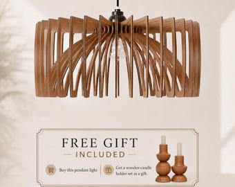 Op de afbeelding: Een hanglamp met een ronde kap opgebouwd uit dunne, gebogen houten latten in een radiaal patroon. De lamp hangt aan een zwart snoer. Daaronder toont een afbeelding de tekst FREE GIFT INCLUDED met twee houten kandelaars.