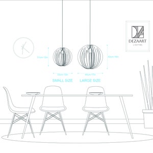 Pu&ograve; includere: Un disegno al tratto di due lampade a sospensione sferiche etichettate DEZAART LIGHTING. La dimensione piccola misura 31 cm di altezza per 33 cm di larghezza, quella grande 42 cm di altezza per 44 cm di larghezza, sopra un tavolo da pranzo.
