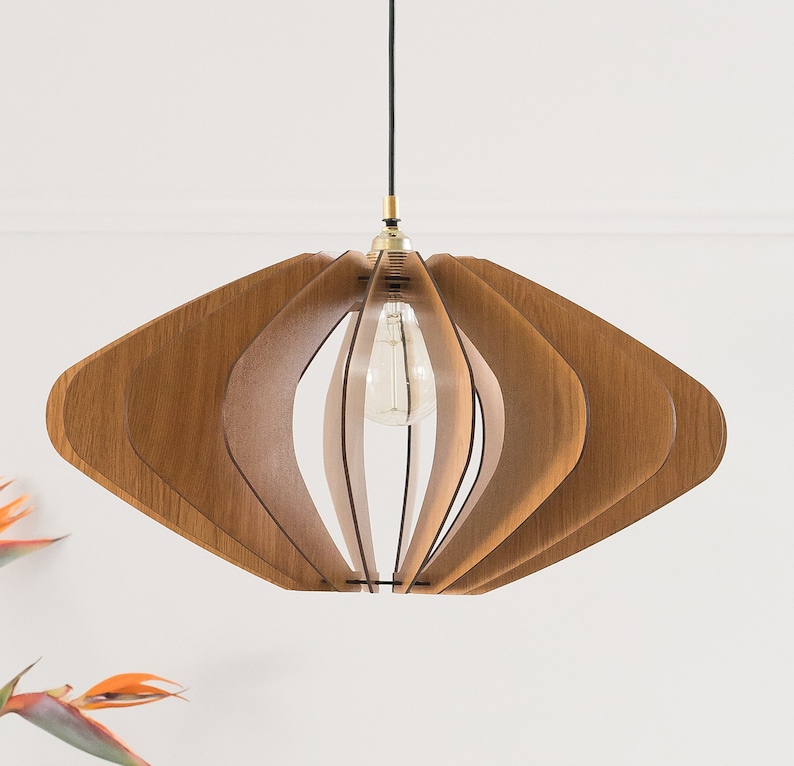 Puede incluir: Una l&aacute;mpara colgante que presenta una serie de listones de madera de color marr&oacute;n medio curvados, dispuestos en una forma sim&eacute;trica de diamante. La estructura est&aacute; suspendida por un cable negro desde un casquillo met&aacute;lico color lat&oacute;n.