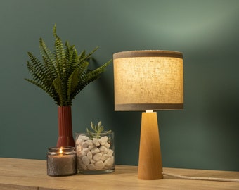 Lampe de table en bois fabriquée à la main - Beauté rustique, lueur chaude, design pour les salons et les chambres à coucher. Illuminez votre espace avec une allure naturelle.
