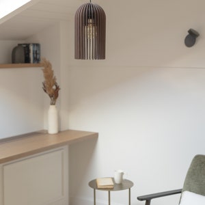 Sophistication simple : luminaire suspendu en bois épuré avec une élégance minimaliste image 2