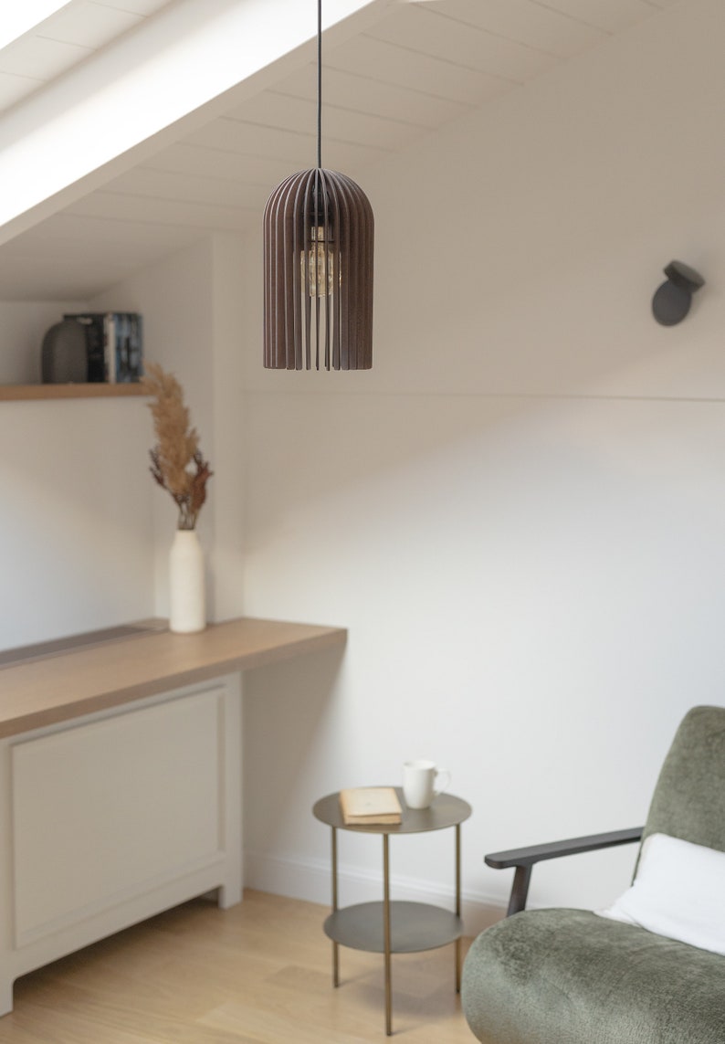 Sophistication simple : luminaire suspendu en bois épuré avec une élégance minimaliste image 2