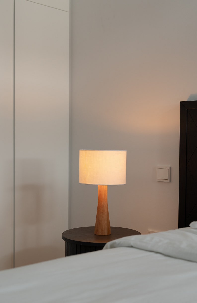 Lámpara de escritorio de madera, lámpara de mesa, lámpara de noche, lámpara de dormitorio, lámpara de mesa, diseño moderno, base de madera artesanal, estilo rústico, aspecto único