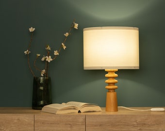 Lampe de table en bois fabriquée à la main – Sophistication rustique, lueur chaleureuse, design respectueux de l'environnement pour les salons et les chambres. Élevez votre espace.