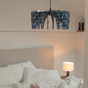 Pendentif personnalisé : luminaire suspendu en bois personnalisé pour chambre de garçon d'enfant illuminant son espace unique image 4