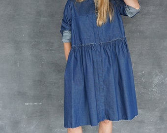 Vestido babydoll de mezclilla de algodón: manga larga, largo midi con bolsillos.