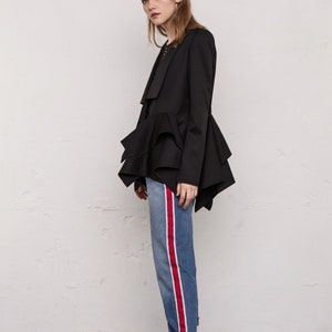 Blazer asimmetrico in lana: giacca nera con orlo grezzo
