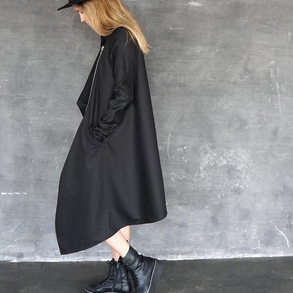 Robe élégante avec coupe géométrique, Robe en laine noire avec fermeture éclair, Manteau moderne asymétrique noir