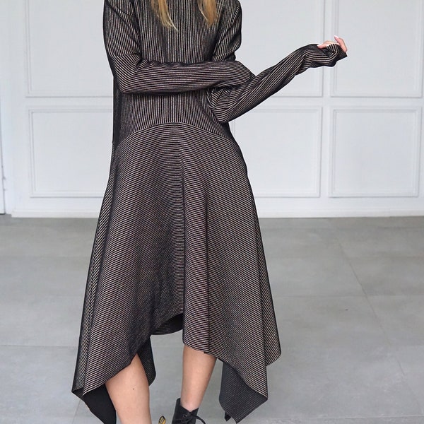 Robe minimaliste en jersey noir à rayures dorées, Robe deux pièces à manches longues, Détails décoratifs sur le devant, Longueur asymétrique,