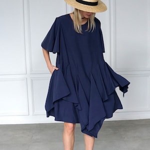 Marineblauwe midi-jurk: soepel vallende lentejurk van rayon