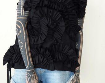 Top vanguardista negro con detalles decorativos, blusa vanguardista, chaleco oversize negro, ropa gótica unisex, conjunto negro total