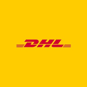 Op de afbeelding: Het DHL-logo is rood en wit op een gele achtergrond. Het logo toont de letters DHL met een gestileerde snelheidslijn.