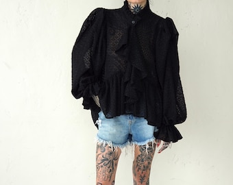 Blusa negra de gasa con volantes: top bohemio para festivales