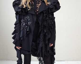 Chaqueta oversize de algodón negro vanguardista con volantes de encaje y tafetán. Abrigo de diseño europeo, hecho a medida.