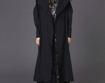 Luźny, czarny, wełniany płaszcz szyty na miarę – asymetryczny trencz Avant Garde, elegancka odzież wierzchnia szyta na zamówienie