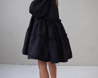 Vestido de diseñador en jacquard negro: vestido de lujo con mangas abullonadas hasta la rodilla, prenda contemporánea de moda lenta, hecho a mano en Europa.