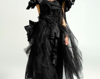 Vestido de diseñador de lana negra: vestido midi vanguardista con volantes de tul y tafetán. Una pieza de lujo de moda lenta, hecha a mano en Europa.