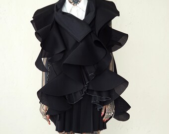 Chaleco escultural negro vanguardista — Vestido Artwear con bordes sin terminar