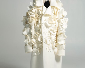 Abrigo floral blanco de vanguardia, abrigo para sesión fotográfica editorial, abrigo de alta costura, abrigo oversize de diseñador, vestuario escénico, moda artística
