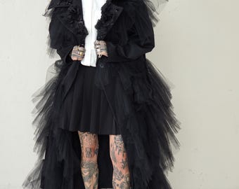 Abrigo vanguardista de lana negra con bordado floral de tul. Prenda exterior de diseñador de lujo hecha a mano, pieza de alta costura, moda exclusiva.