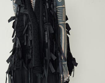 Chaleco Vanguardista Negro: Moda Oversize con Rayas Brillantes