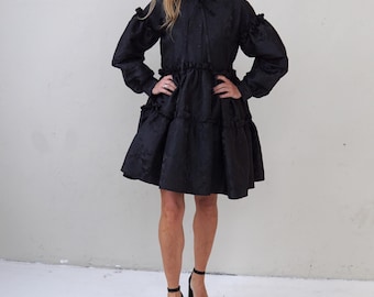 Vestido negro de jacquard para mujer: vestido de diseñador de lujo hasta la rodilla con mangas abullonadas, corte holgado y vanguardista, hecho a medida.