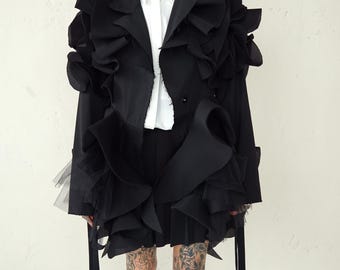 Chaqueta de lana negra vanguardista: blazer de diseñador de lujo hecho a mano con detalles esculturales en 3D, abrigo corto con estilo de alta costura.