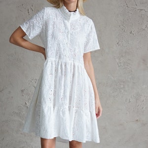 Weißes besticktes Boho Midi Kleid: Sommerkleid aus Baumwolle mit Rüschenkragen